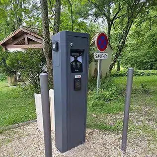 Borne électrique à l'entrée du camping